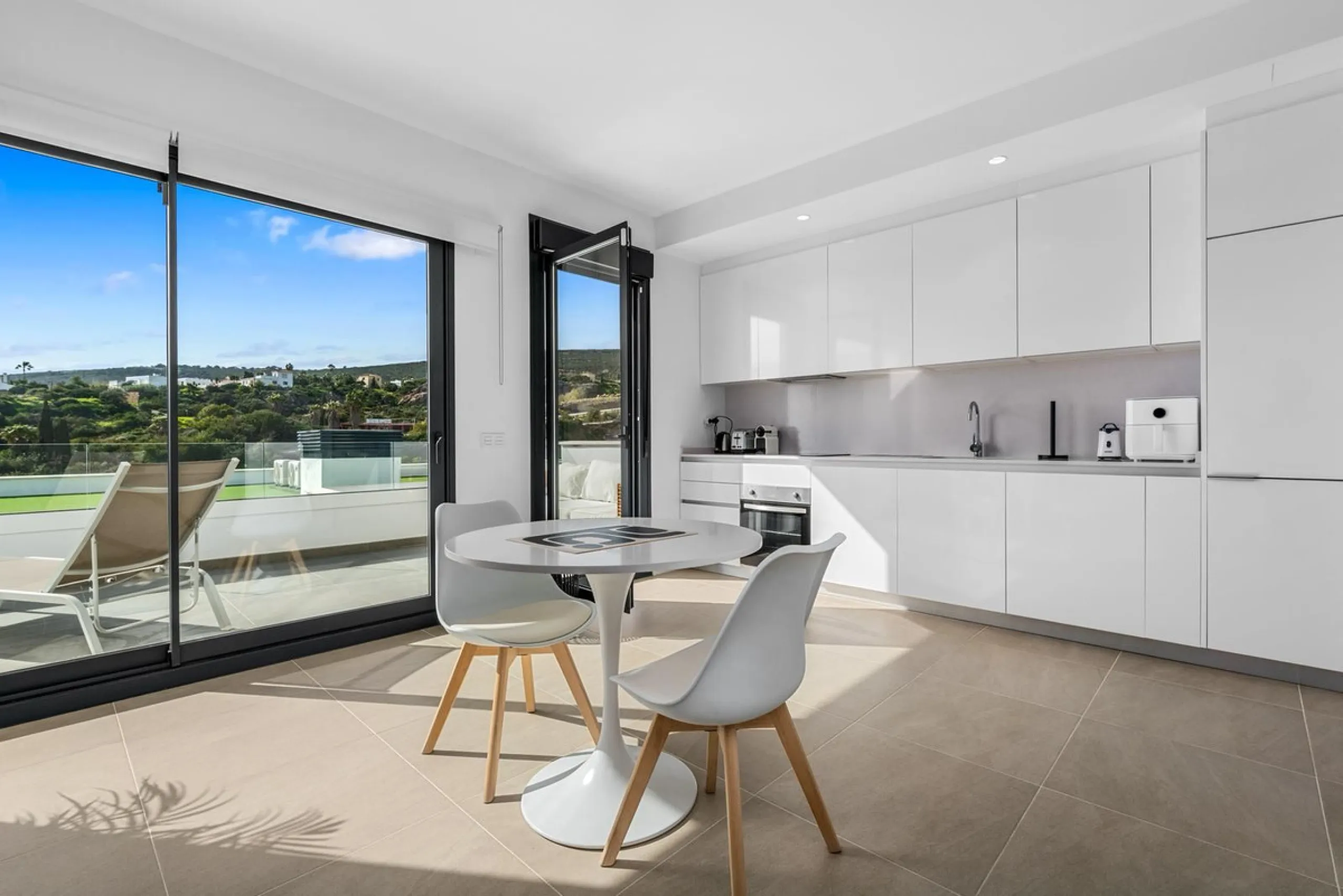 Magnificent apartment , located within the highly sought-after development of Bahía de las Rocas – Manilva. The property offers two bedrooms and two bathrooms, combining comfort, elegance, and functionality. From the moment you enter, a welcoming entrance