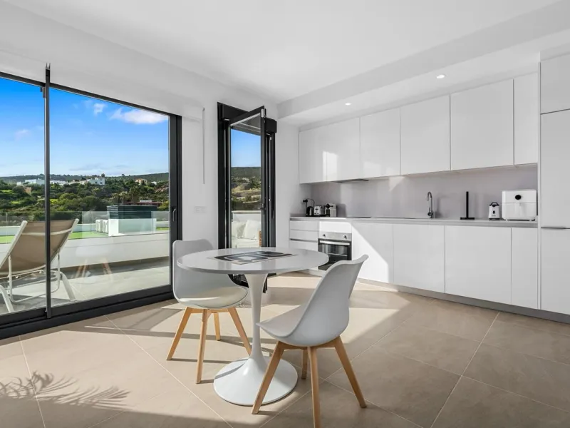 Magnificent apartment , located within the highly sought-after development of Bahía de las Rocas – Manilva. The property offers two bedrooms and two bathrooms, combining comfort, elegance, and functionality. From the moment you enter, a welcoming entrance
