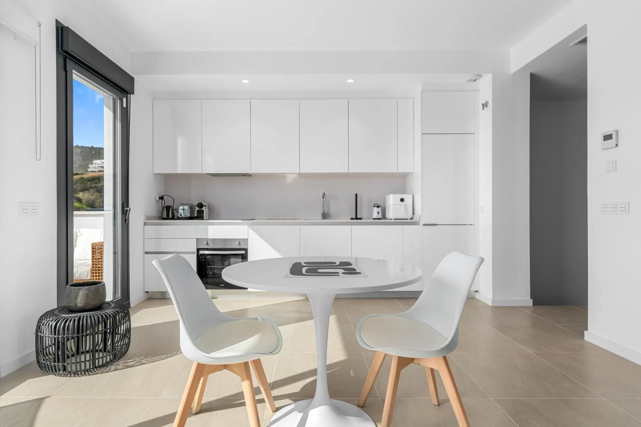 Magnificent apartment , located within the highly sought-after development of Bahía de las Rocas – Manilva. The property offers two bedrooms and two bathrooms, combining comfort, elegance, and functionality. From the moment you enter, a welcoming entrance