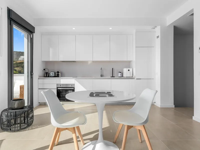 Magnificent apartment , located within the highly sought-after development of Bahía de las Rocas – Manilva. The property offers two bedrooms and two bathrooms, combining comfort, elegance, and functionality. From the moment you enter, a welcoming entrance
