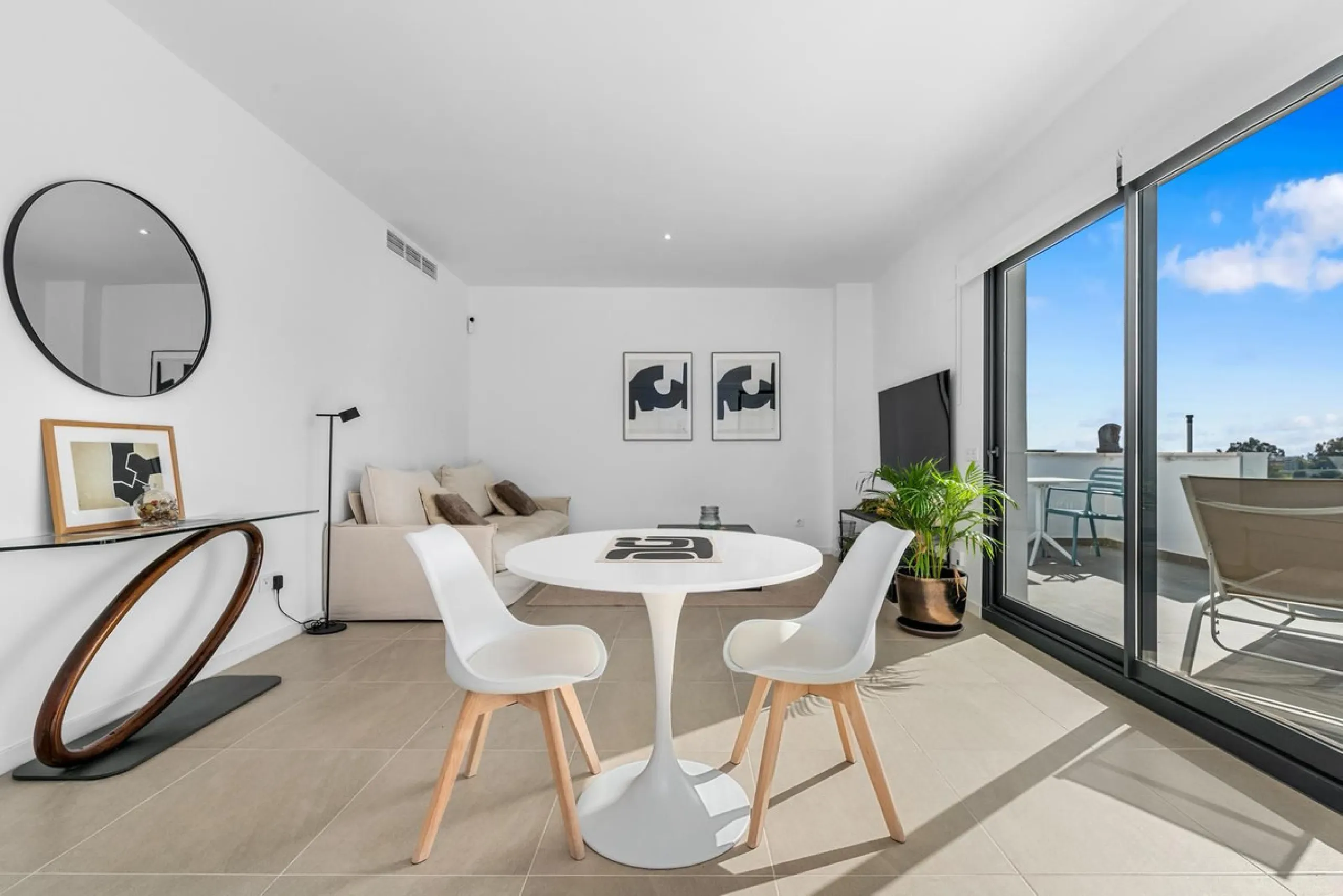Magnificent apartment , located within the highly sought-after development of Bahía de las Rocas – Manilva. The property offers two bedrooms and two bathrooms, combining comfort, elegance, and functionality. From the moment you enter, a welcoming entrance