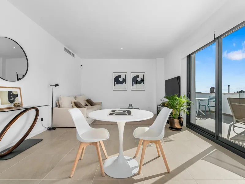 Magnificent apartment , located within the highly sought-after development of Bahía de las Rocas – Manilva. The property offers two bedrooms and two bathrooms, combining comfort, elegance, and functionality. From the moment you enter, a welcoming entrance