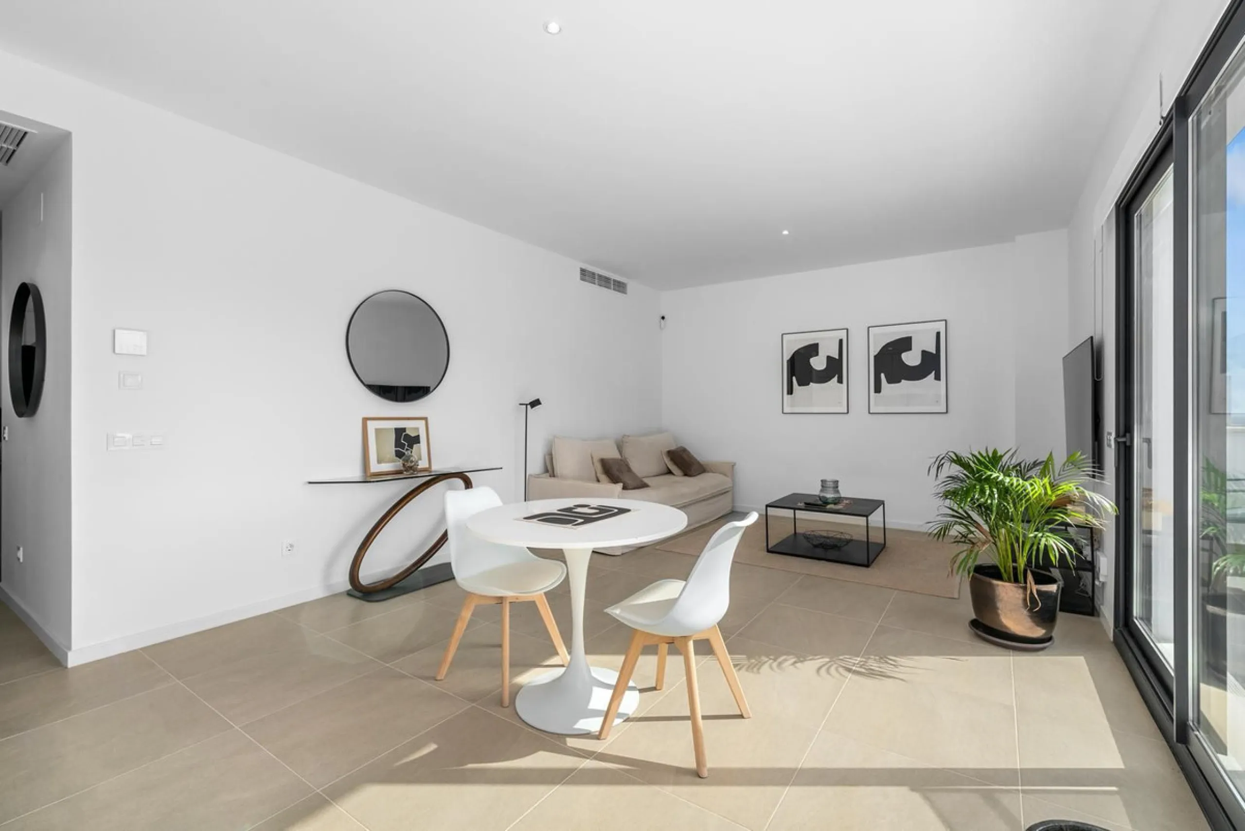 Magnificent apartment , located within the highly sought-after development of Bahía de las Rocas – Manilva. The property offers two bedrooms and two bathrooms, combining comfort, elegance, and functionality. From the moment you enter, a welcoming entrance