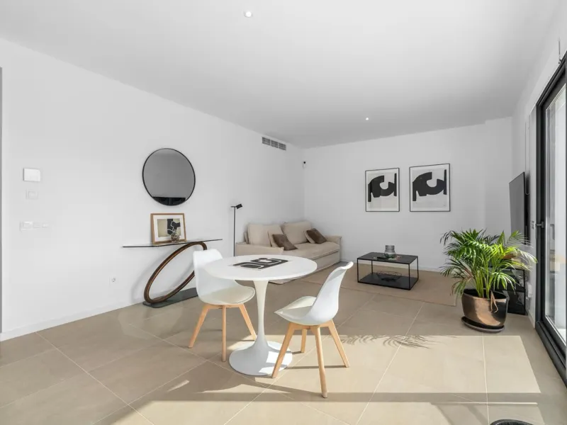Magnificent apartment , located within the highly sought-after development of Bahía de las Rocas – Manilva. The property offers two bedrooms and two bathrooms, combining comfort, elegance, and functionality. From the moment you enter, a welcoming entrance
