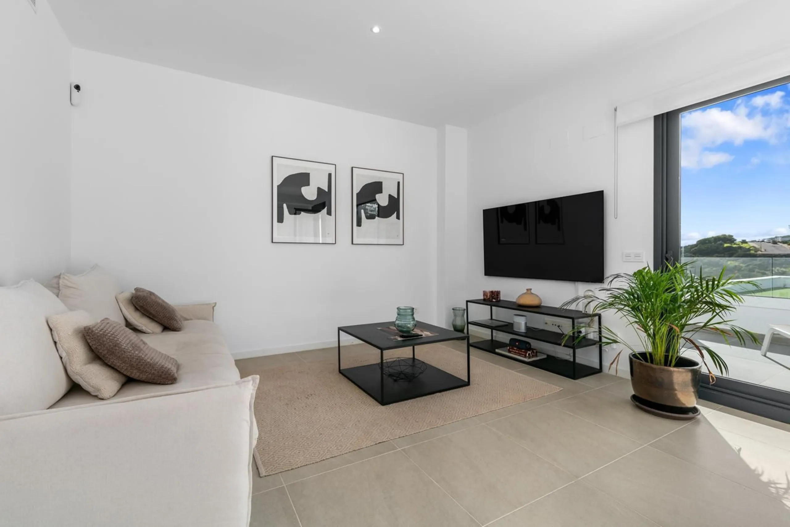 Magnificent apartment , located within the highly sought-after development of Bahía de las Rocas – Manilva. The property offers two bedrooms and two bathrooms, combining comfort, elegance, and functionality. From the moment you enter, a welcoming entrance