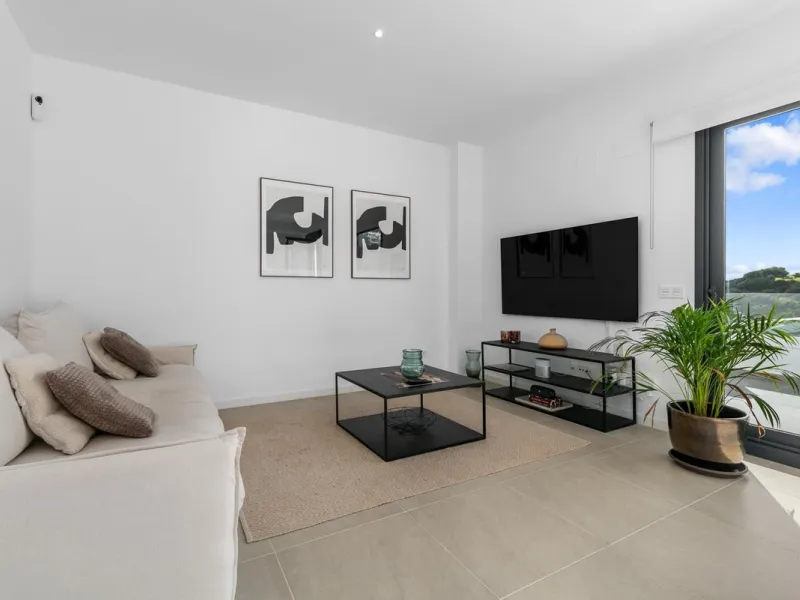 Magnificent apartment , located within the highly sought-after development of Bahía de las Rocas – Manilva. The property offers two bedrooms and two bathrooms, combining comfort, elegance, and functionality. From the moment you enter, a welcoming entrance