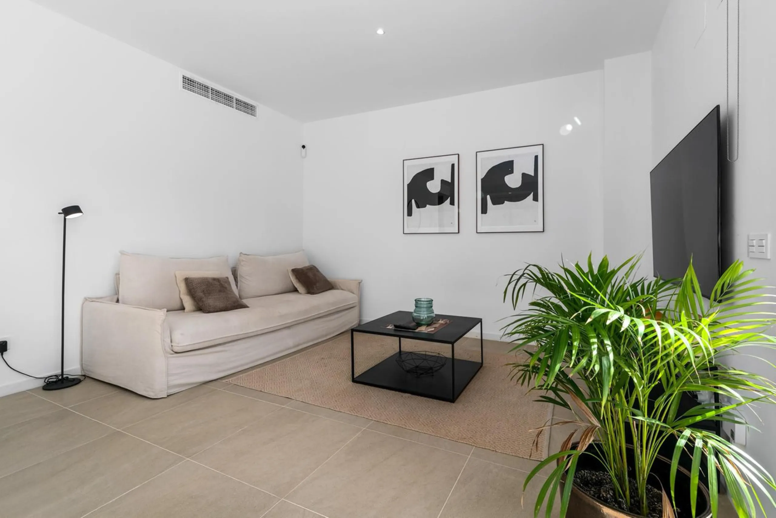 Magnificent apartment , located within the highly sought-after development of Bahía de las Rocas – Manilva. The property offers two bedrooms and two bathrooms, combining comfort, elegance, and functionality. From the moment you enter, a welcoming entrance