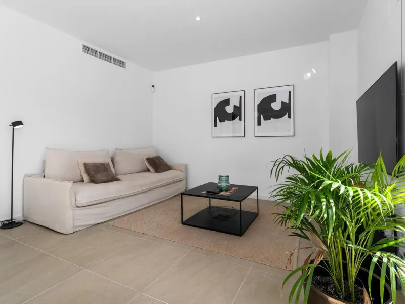 Magnificent apartment , located within the highly sought-after development of Bahía de las Rocas – Manilva. The property offers two bedrooms and two bathrooms, combining comfort, elegance, and functionality. From the moment you enter, a welcoming entrance