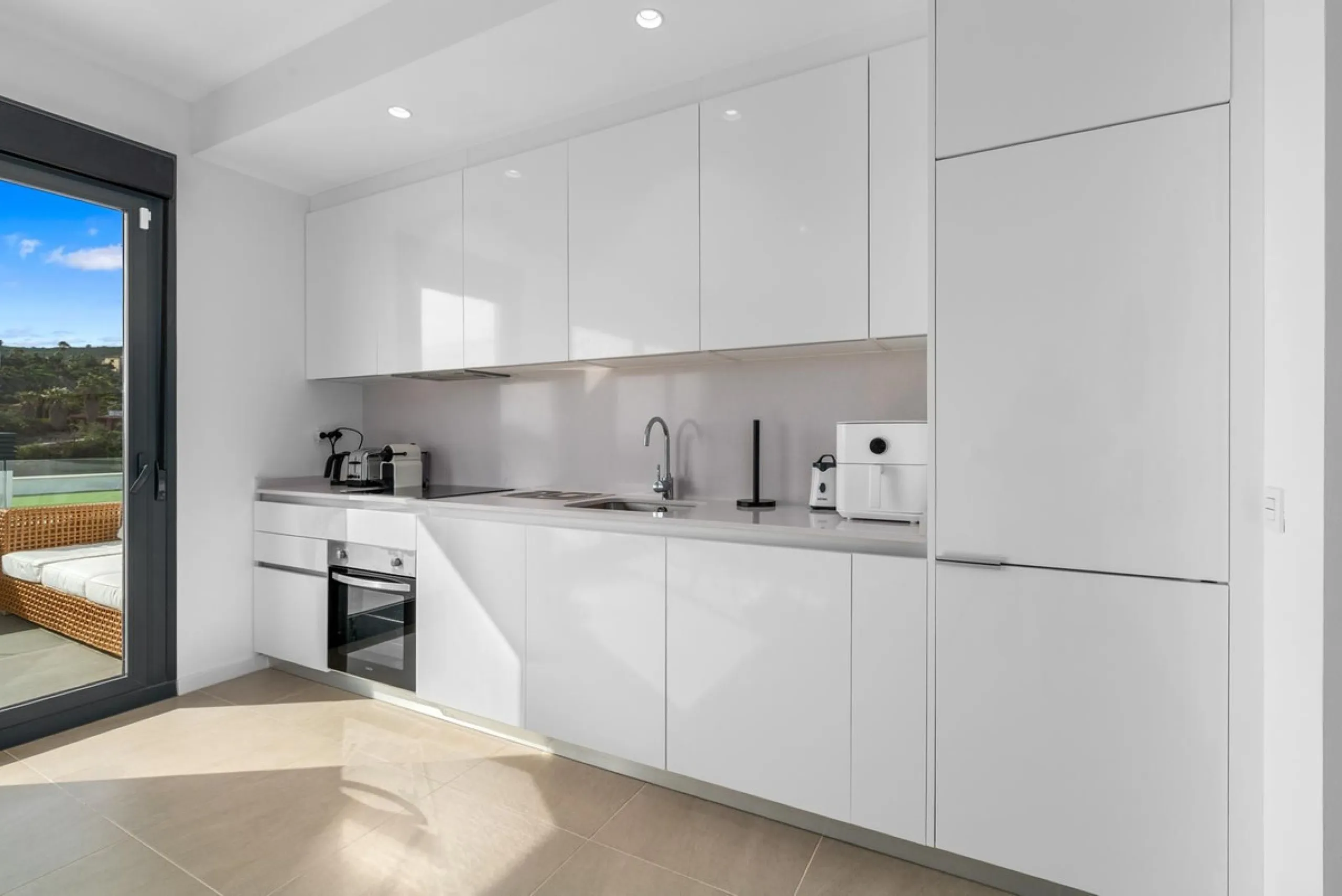 Magnificent apartment , located within the highly sought-after development of Bahía de las Rocas – Manilva. The property offers two bedrooms and two bathrooms, combining comfort, elegance, and functionality. From the moment you enter, a welcoming entrance