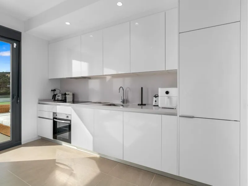 Magnificent apartment , located within the highly sought-after development of Bahía de las Rocas – Manilva. The property offers two bedrooms and two bathrooms, combining comfort, elegance, and functionality. From the moment you enter, a welcoming entrance