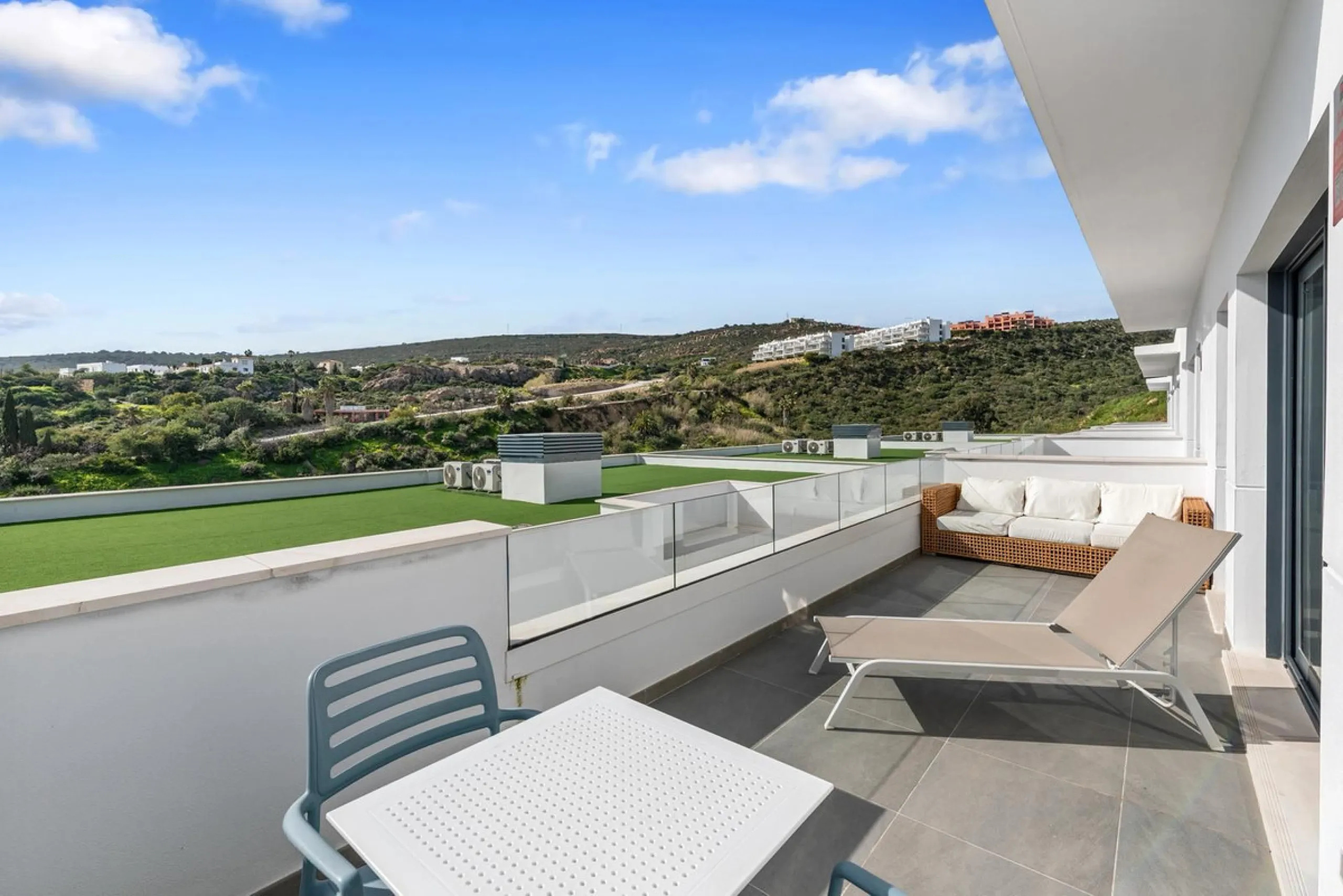 Magnificent apartment , located within the highly sought-after development of Bahía de las Rocas – Manilva. The property offers two bedrooms and two bathrooms, combining comfort, elegance, and functionality. From the moment you enter, a welcoming entrance