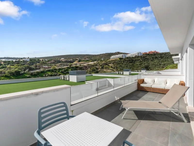 Magnificent apartment , located within the highly sought-after development of Bahía de las Rocas – Manilva. The property offers two bedrooms and two bathrooms, combining comfort, elegance, and functionality. From the moment you enter, a welcoming entrance