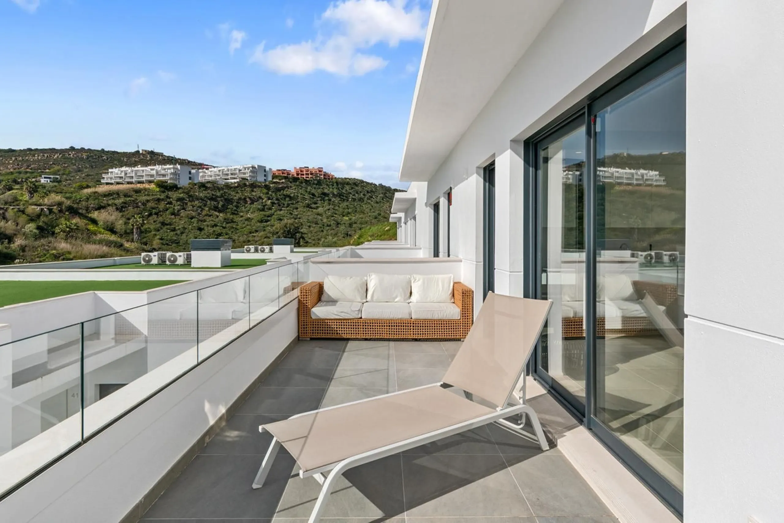 Magnificent apartment , located within the highly sought-after development of Bahía de las Rocas – Manilva. The property offers two bedrooms and two bathrooms, combining comfort, elegance, and functionality. From the moment you enter, a welcoming entrance