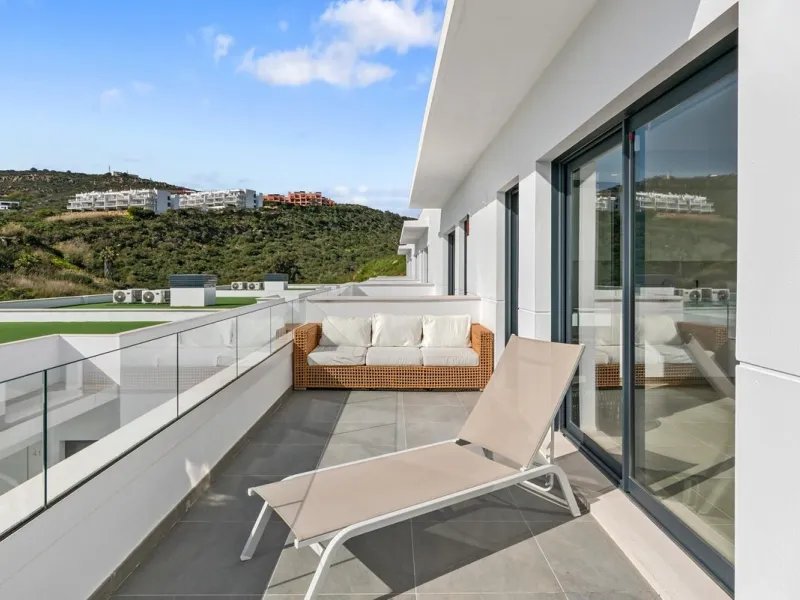 Magnificent apartment , located within the highly sought-after development of Bahía de las Rocas – Manilva. The property offers two bedrooms and two bathrooms, combining comfort, elegance, and functionality. From the moment you enter, a welcoming entrance