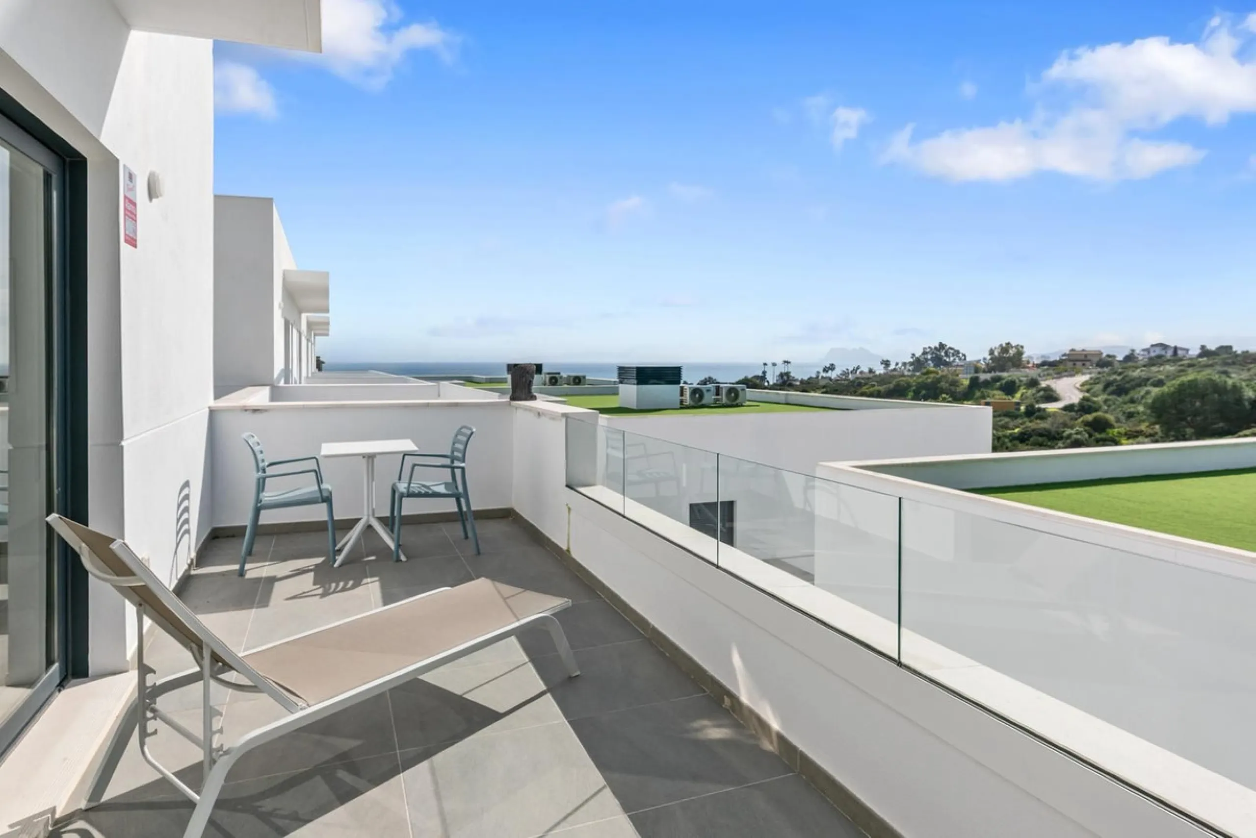 Magnificent apartment , located within the highly sought-after development of Bahía de las Rocas – Manilva. The property offers two bedrooms and two bathrooms, combining comfort, elegance, and functionality. From the moment you enter, a welcoming entrance