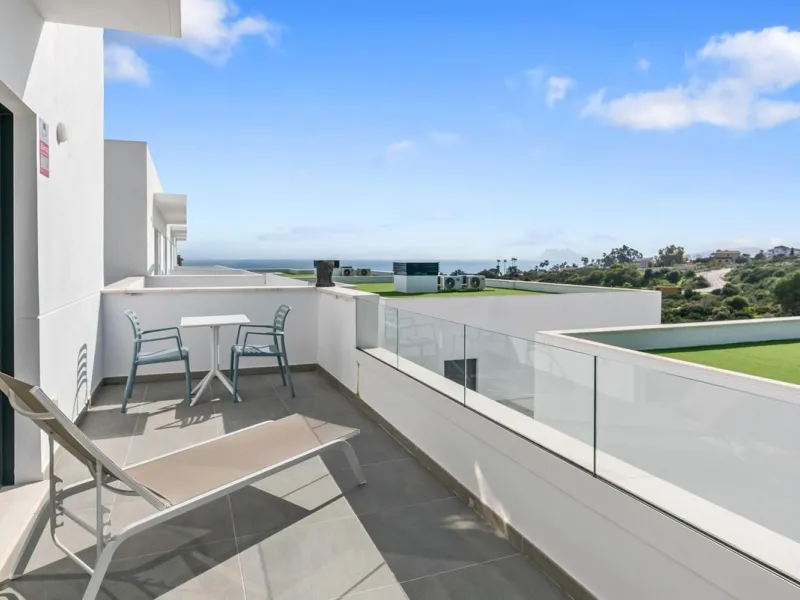Magnificent apartment , located within the highly sought-after development of Bahía de las Rocas – Manilva. The property offers two bedrooms and two bathrooms, combining comfort, elegance, and functionality. From the moment you enter, a welcoming entrance