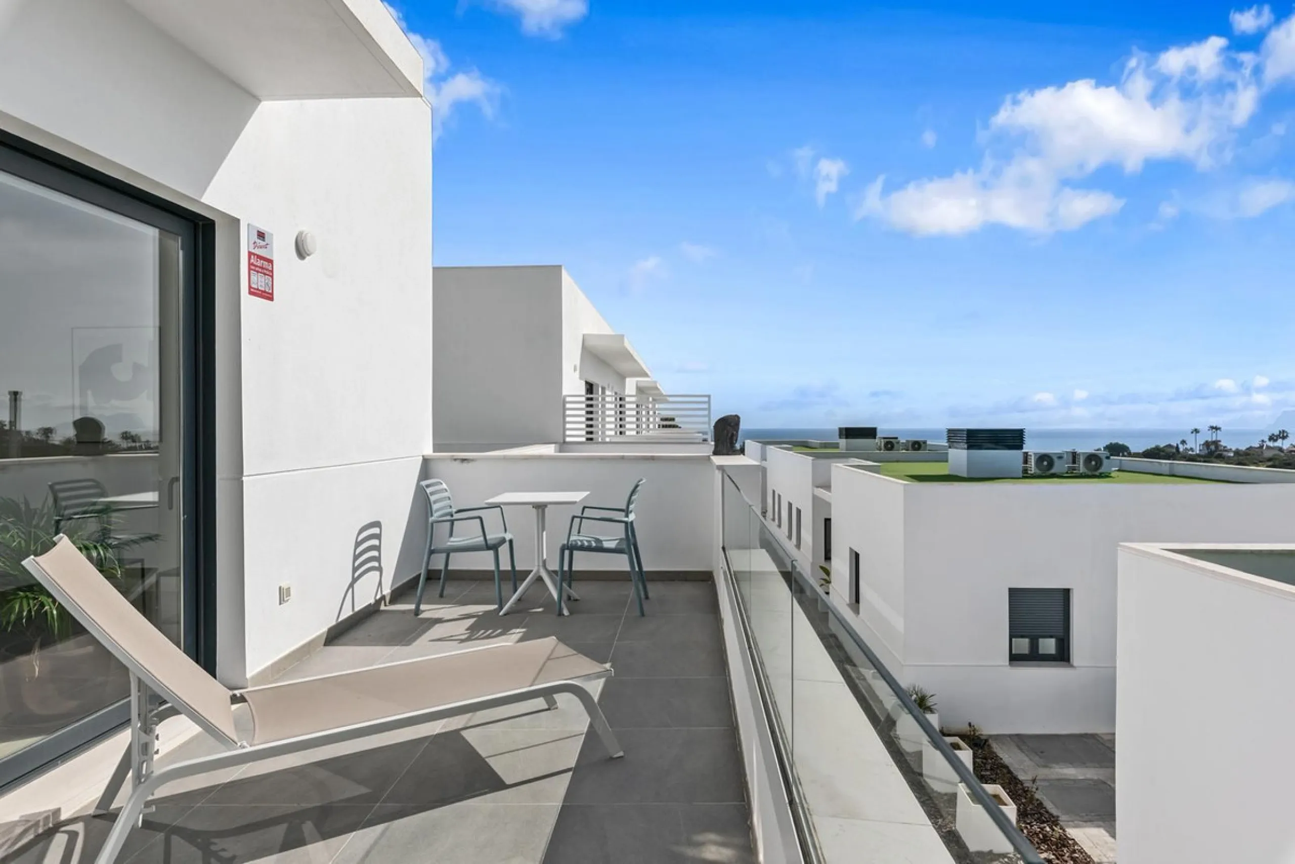 Magnificent apartment , located within the highly sought-after development of Bahía de las Rocas – Manilva. The property offers two bedrooms and two bathrooms, combining comfort, elegance, and functionality. From the moment you enter, a welcoming entrance