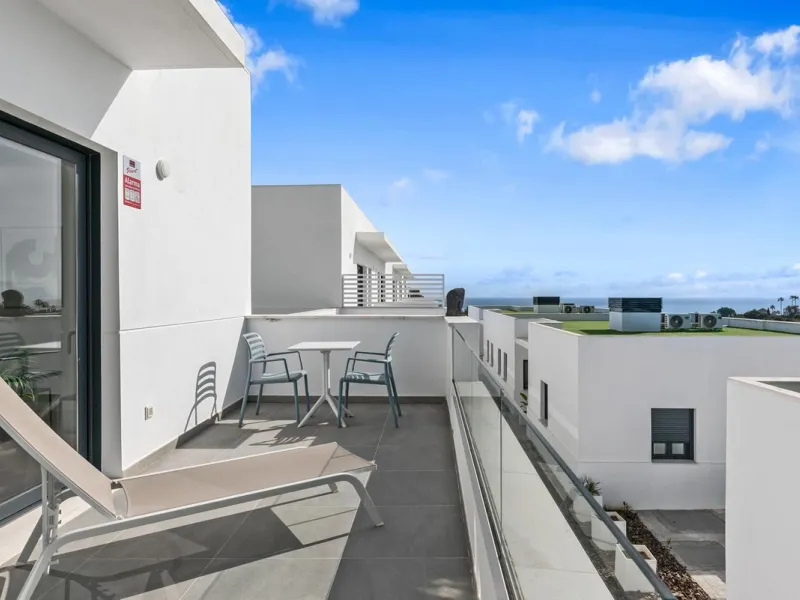 Magnificent apartment , located within the highly sought-after development of Bahía de las Rocas – Manilva. The property offers two bedrooms and two bathrooms, combining comfort, elegance, and functionality. From the moment you enter, a welcoming entrance