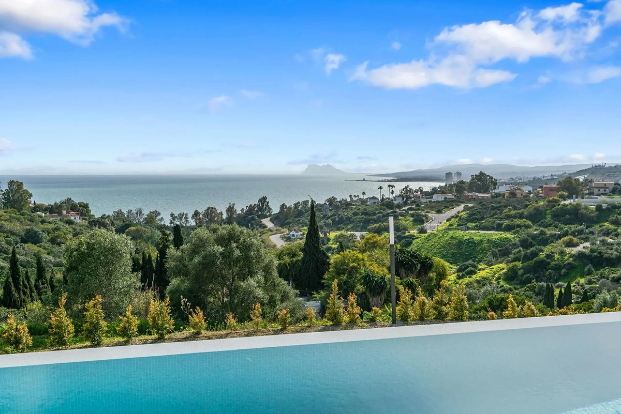 Magnificent apartment , located within the highly sought-after development of Bahía de las Rocas – Manilva. The property offers two bedrooms and two bathrooms, combining comfort, elegance, and functionality. From the moment you enter, a welcoming entrance