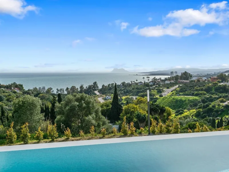 Magnificent apartment , located within the highly sought-after development of Bahía de las Rocas – Manilva. The property offers two bedrooms and two bathrooms, combining comfort, elegance, and functionality. From the moment you enter, a welcoming entrance