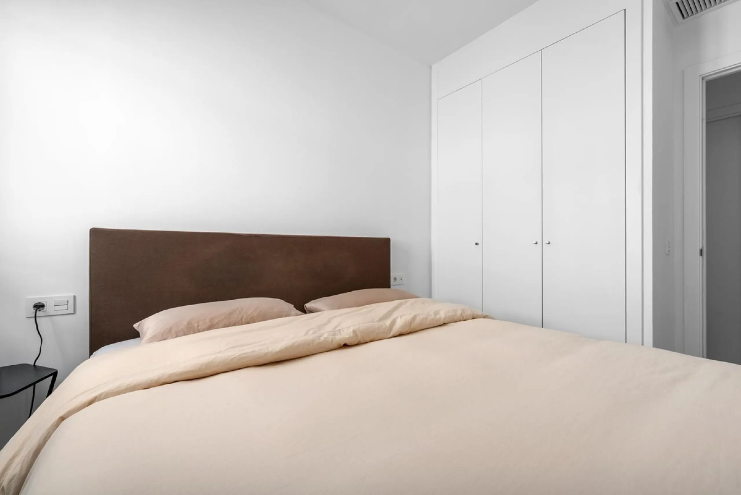 Magnificent apartment , located within the highly sought-after development of Bahía de las Rocas – Manilva. The property offers two bedrooms and two bathrooms, combining comfort, elegance, and functionality. From the moment you enter, a welcoming entrance