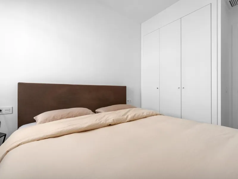 Magnificent apartment , located within the highly sought-after development of Bahía de las Rocas – Manilva. The property offers two bedrooms and two bathrooms, combining comfort, elegance, and functionality. From the moment you enter, a welcoming entrance