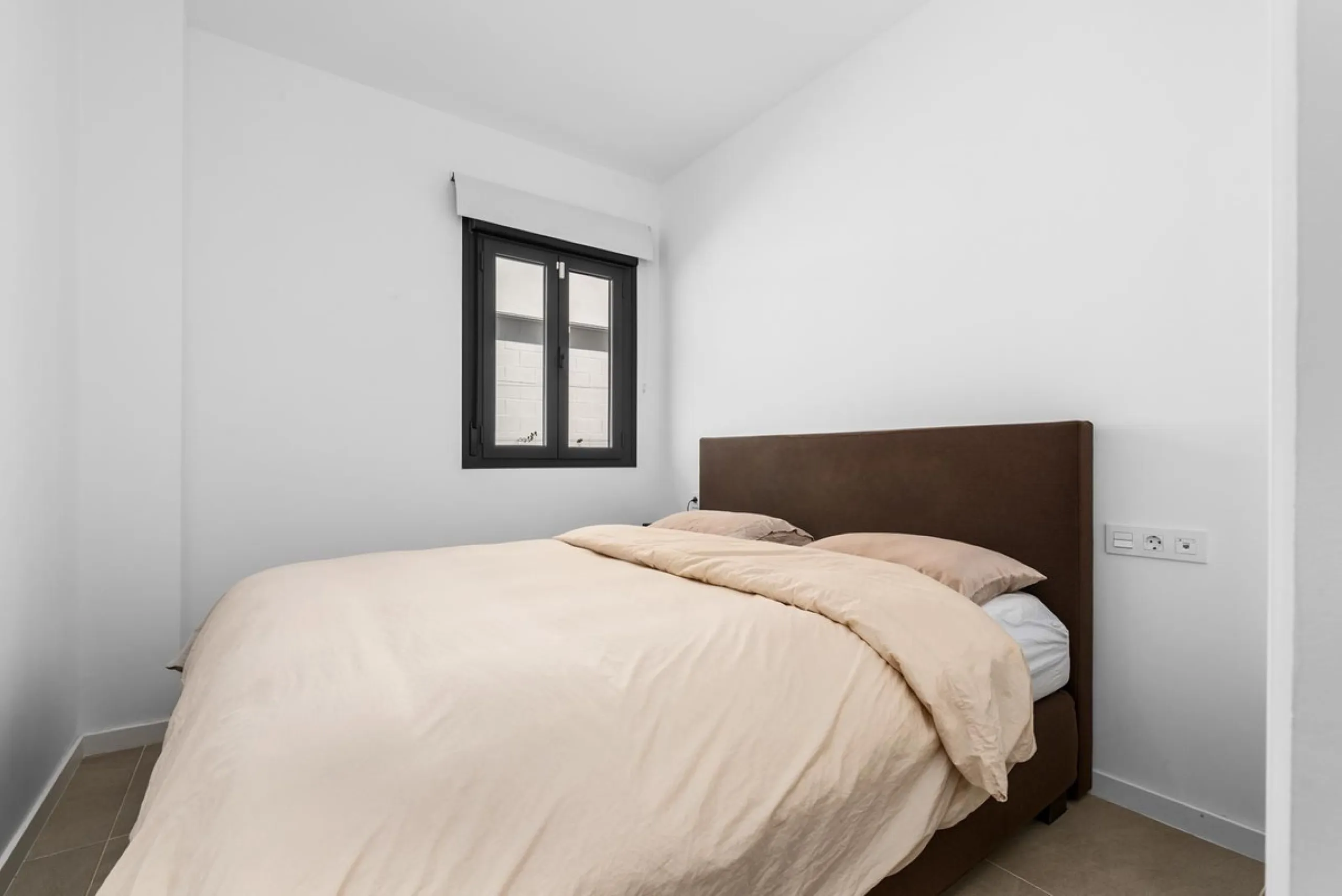 Magnificent apartment , located within the highly sought-after development of Bahía de las Rocas – Manilva. The property offers two bedrooms and two bathrooms, combining comfort, elegance, and functionality. From the moment you enter, a welcoming entrance