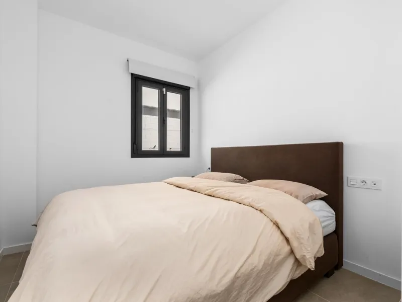 Magnificent apartment , located within the highly sought-after development of Bahía de las Rocas – Manilva. The property offers two bedrooms and two bathrooms, combining comfort, elegance, and functionality. From the moment you enter, a welcoming entrance