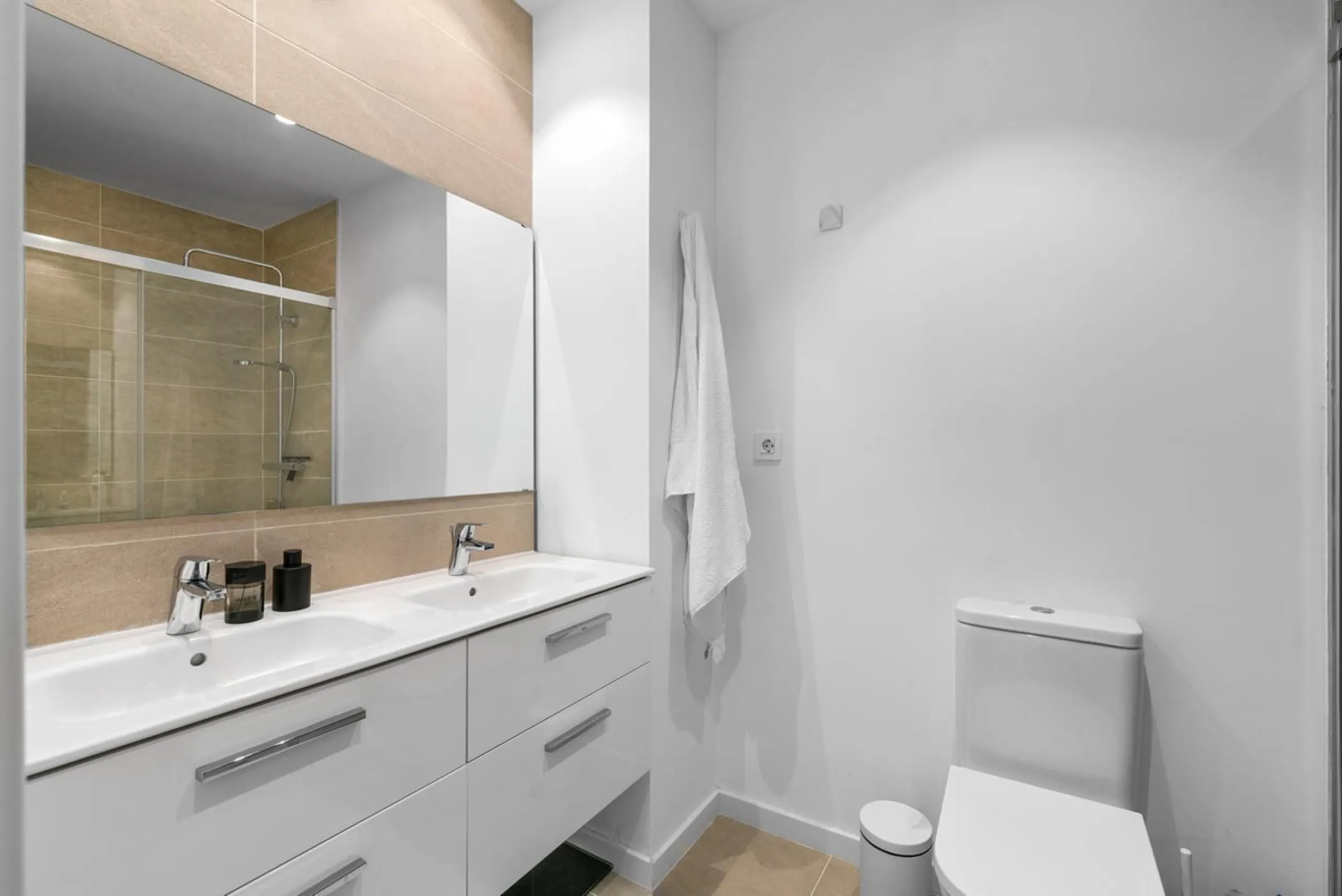 Magnificent apartment , located within the highly sought-after development of Bahía de las Rocas – Manilva. The property offers two bedrooms and two bathrooms, combining comfort, elegance, and functionality. From the moment you enter, a welcoming entrance