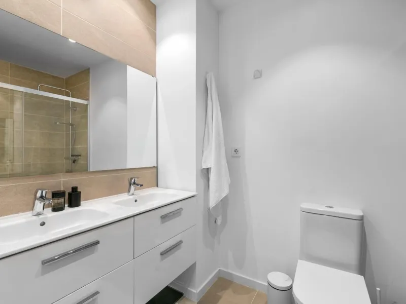 Magnificent apartment , located within the highly sought-after development of Bahía de las Rocas – Manilva. The property offers two bedrooms and two bathrooms, combining comfort, elegance, and functionality. From the moment you enter, a welcoming entrance