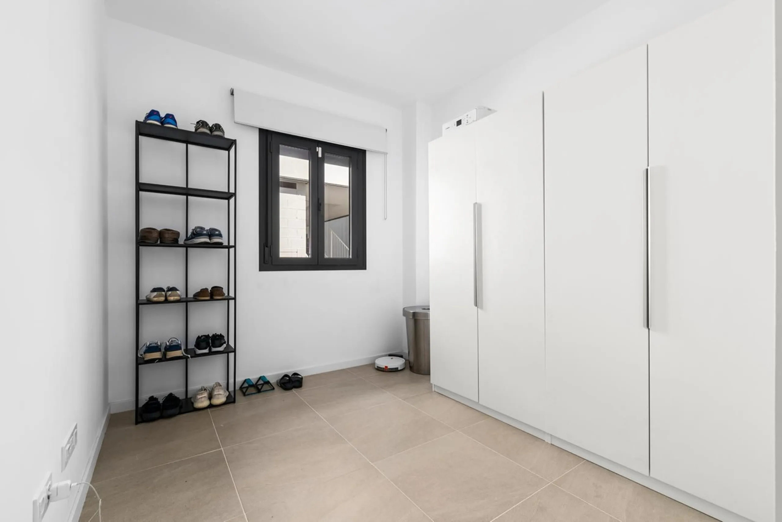Magnificent apartment , located within the highly sought-after development of Bahía de las Rocas – Manilva. The property offers two bedrooms and two bathrooms, combining comfort, elegance, and functionality. From the moment you enter, a welcoming entrance