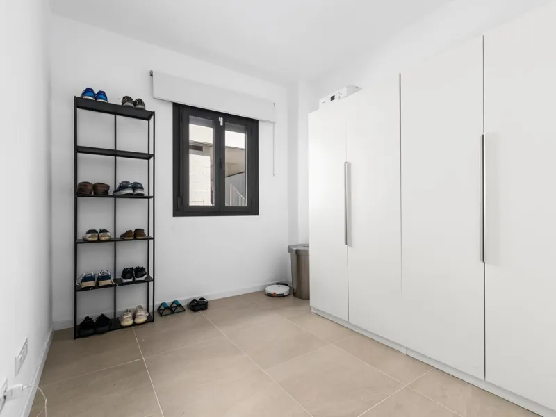 Magnificent apartment , located within the highly sought-after development of Bahía de las Rocas – Manilva. The property offers two bedrooms and two bathrooms, combining comfort, elegance, and functionality. From the moment you enter, a welcoming entrance