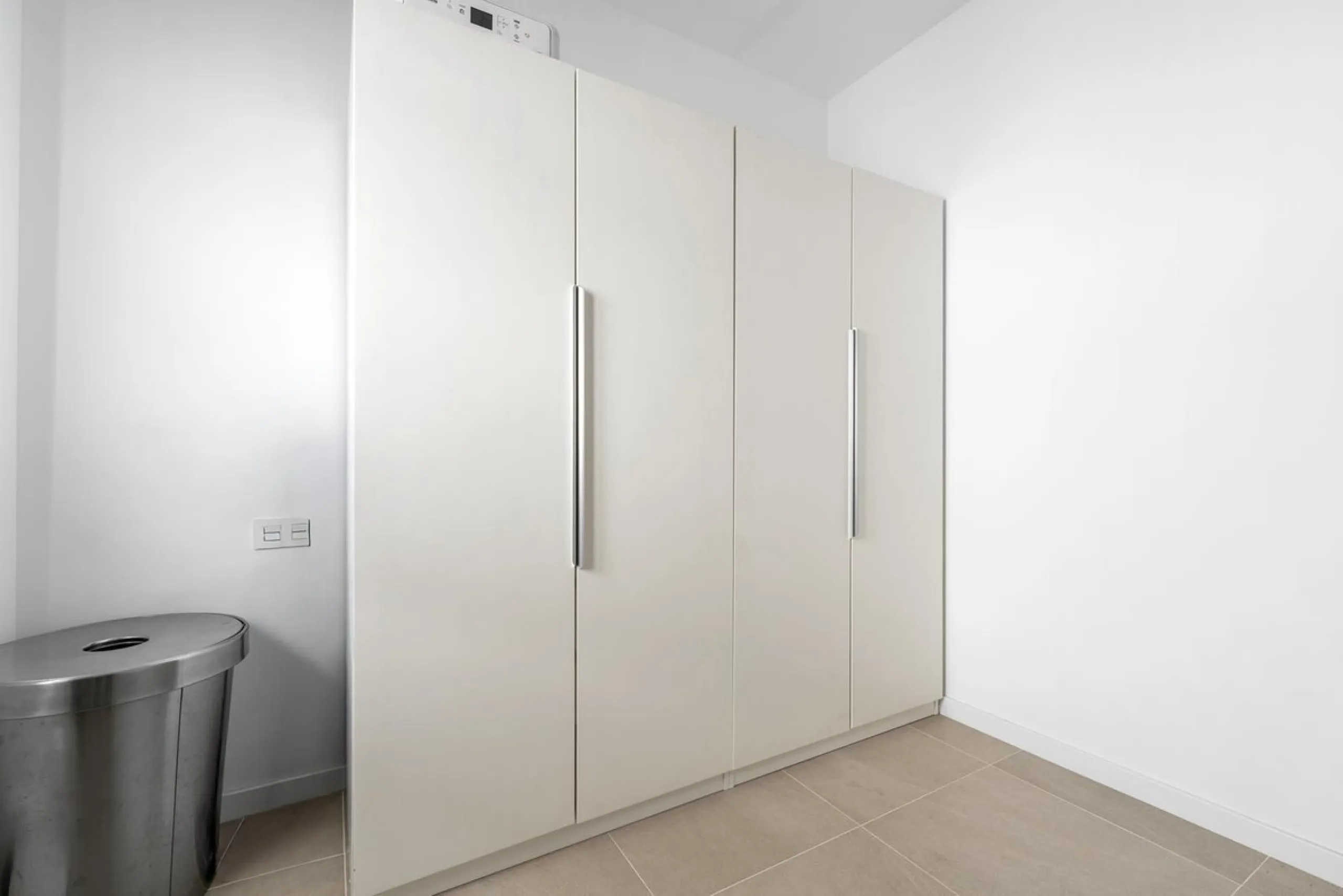 Magnificent apartment , located within the highly sought-after development of Bahía de las Rocas – Manilva. The property offers two bedrooms and two bathrooms, combining comfort, elegance, and functionality. From the moment you enter, a welcoming entrance