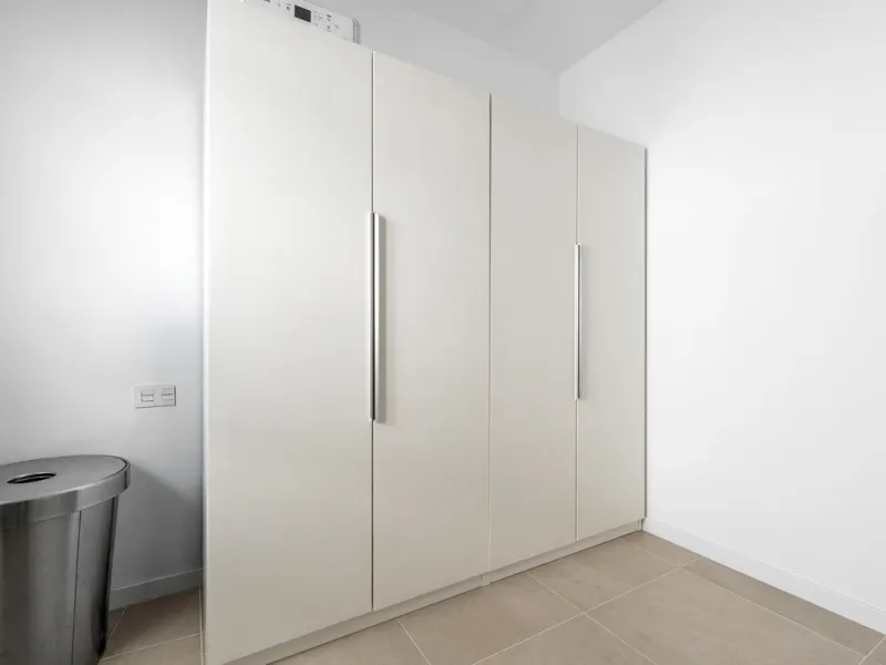 Magnificent apartment , located within the highly sought-after development of Bahía de las Rocas – Manilva. The property offers two bedrooms and two bathrooms, combining comfort, elegance, and functionality. From the moment you enter, a welcoming entrance