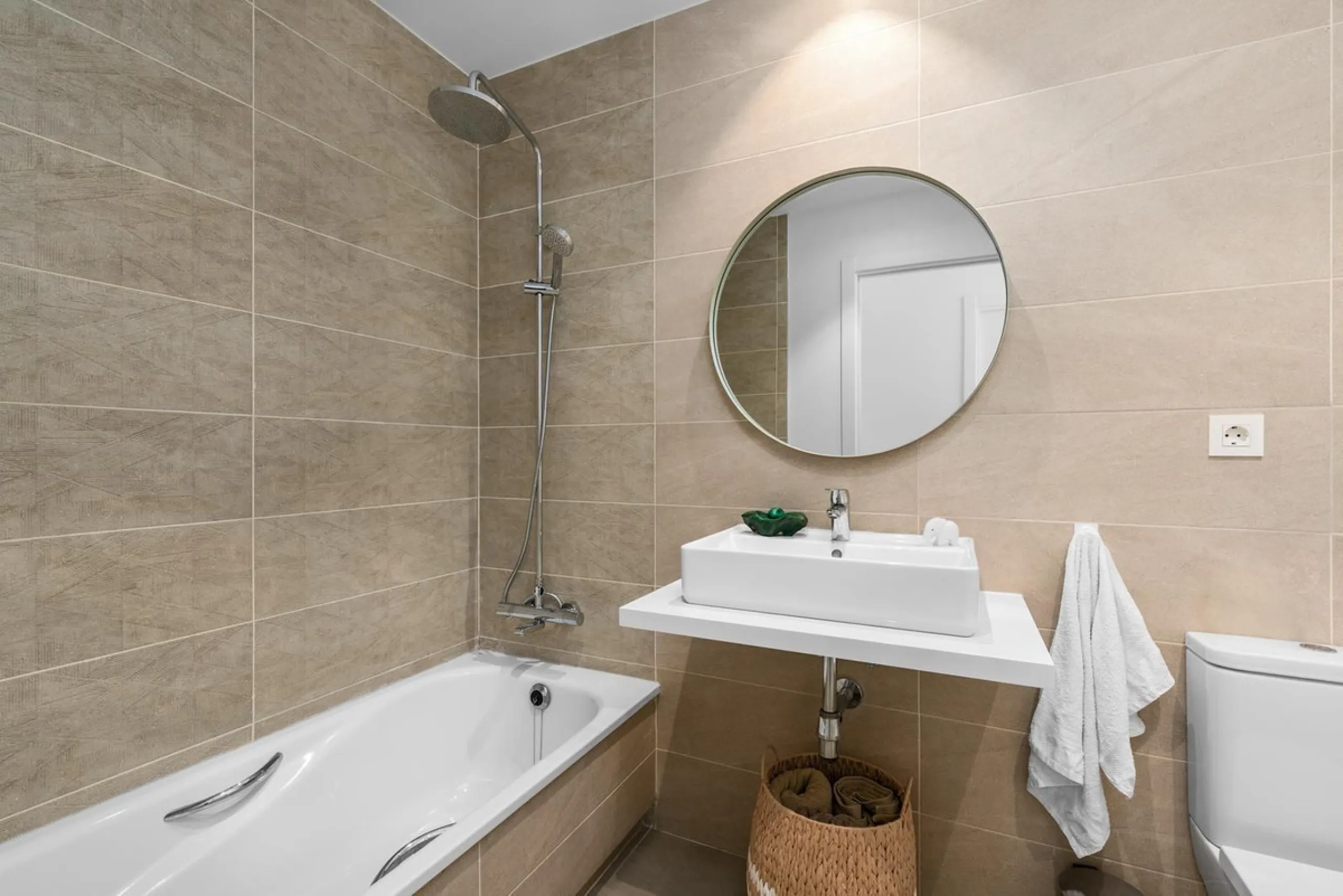Magnificent apartment , located within the highly sought-after development of Bahía de las Rocas – Manilva. The property offers two bedrooms and two bathrooms, combining comfort, elegance, and functionality. From the moment you enter, a welcoming entrance