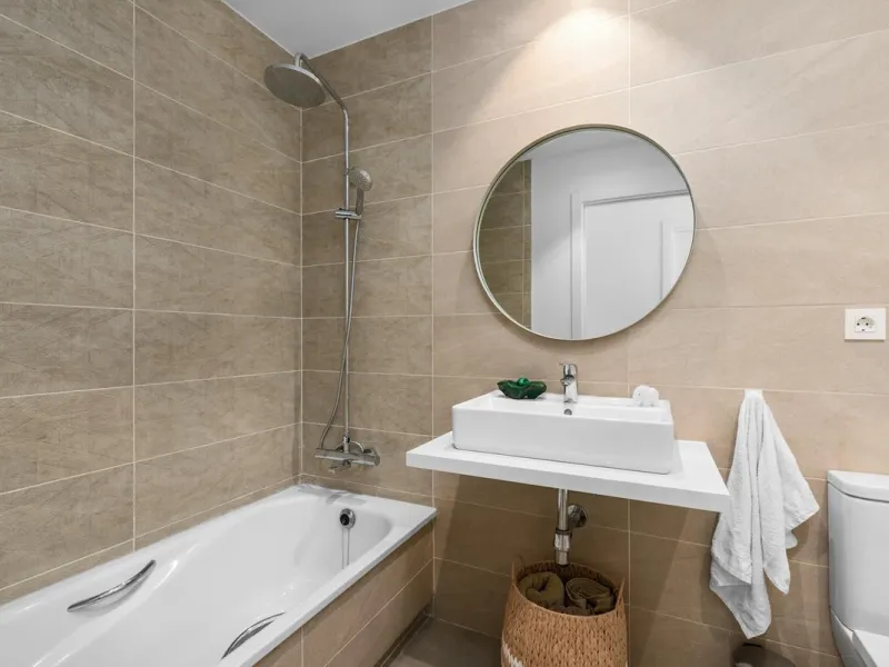 Magnificent apartment , located within the highly sought-after development of Bahía de las Rocas – Manilva. The property offers two bedrooms and two bathrooms, combining comfort, elegance, and functionality. From the moment you enter, a welcoming entrance
