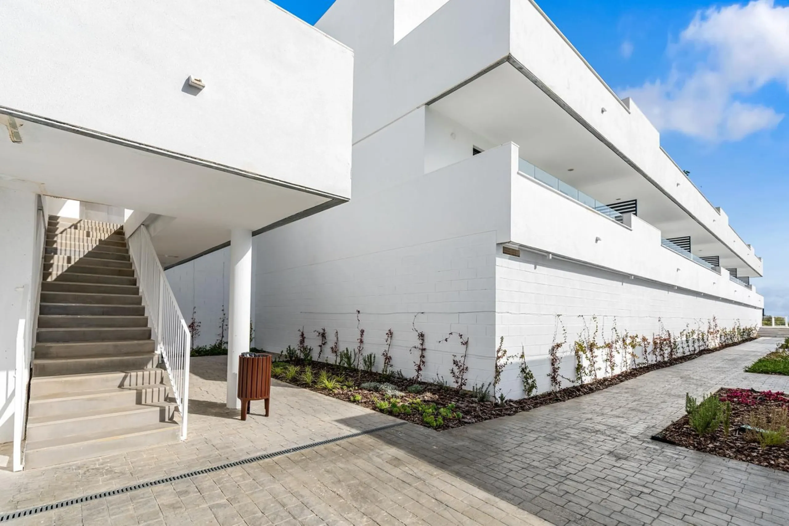 Magnificent apartment , located within the highly sought-after development of Bahía de las Rocas – Manilva. The property offers two bedrooms and two bathrooms, combining comfort, elegance, and functionality. From the moment you enter, a welcoming entrance