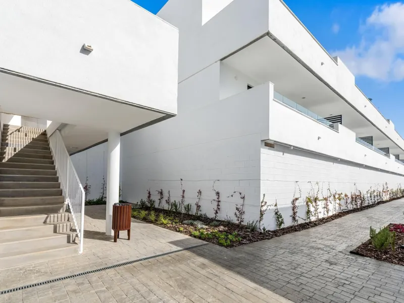 Magnificent apartment , located within the highly sought-after development of Bahía de las Rocas – Manilva. The property offers two bedrooms and two bathrooms, combining comfort, elegance, and functionality. From the moment you enter, a welcoming entrance