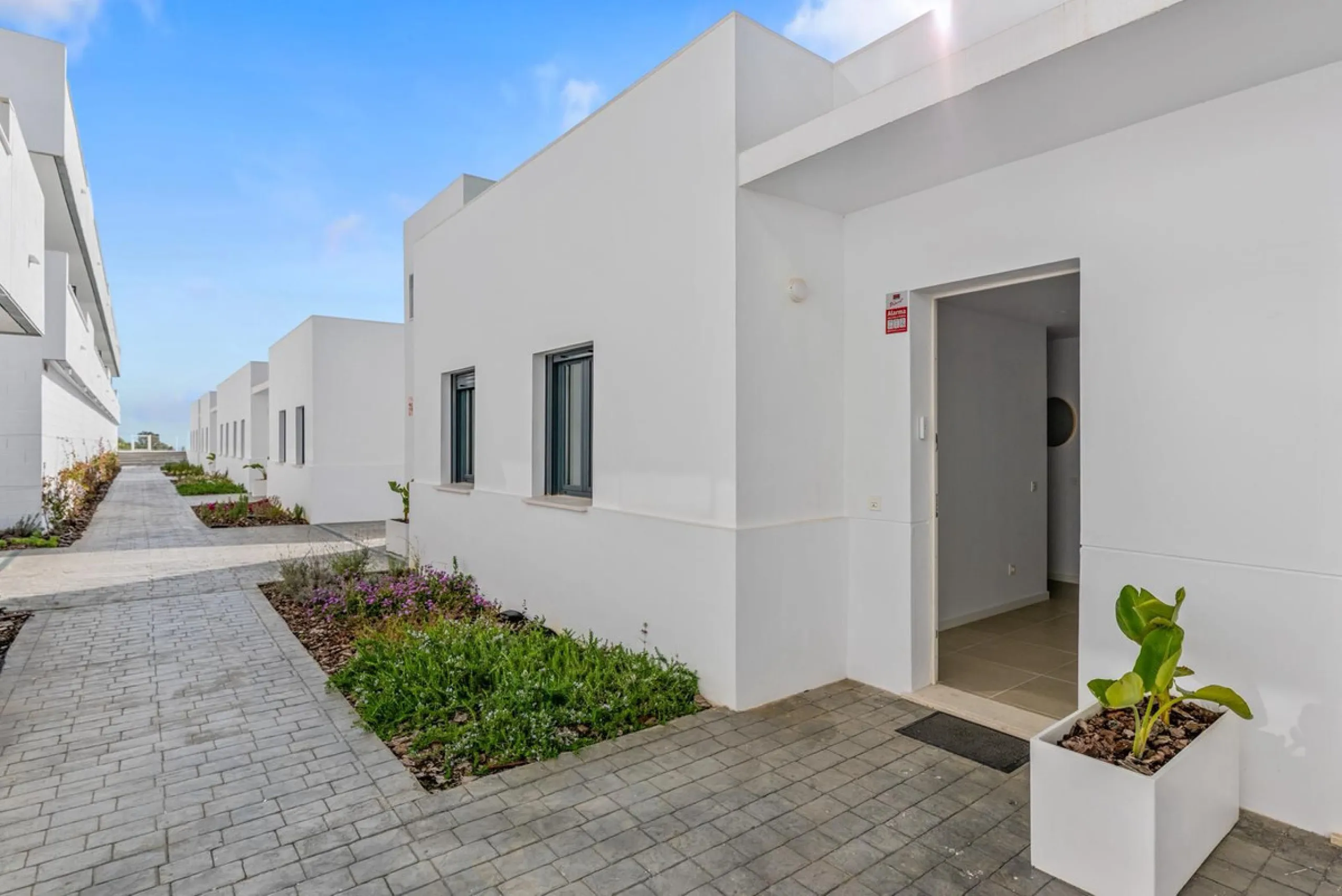 Magnificent apartment , located within the highly sought-after development of Bahía de las Rocas – Manilva. The property offers two bedrooms and two bathrooms, combining comfort, elegance, and functionality. From the moment you enter, a welcoming entrance