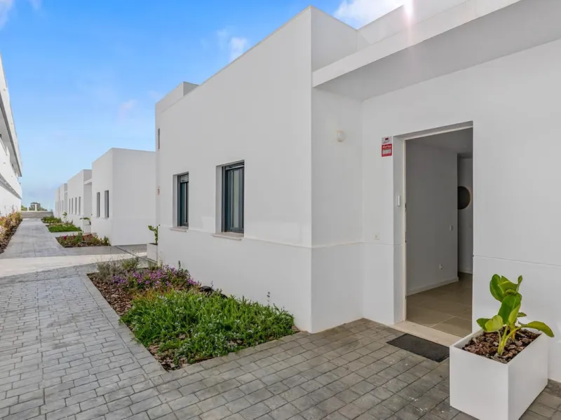 Magnificent apartment , located within the highly sought-after development of Bahía de las Rocas – Manilva. The property offers two bedrooms and two bathrooms, combining comfort, elegance, and functionality. From the moment you enter, a welcoming entrance