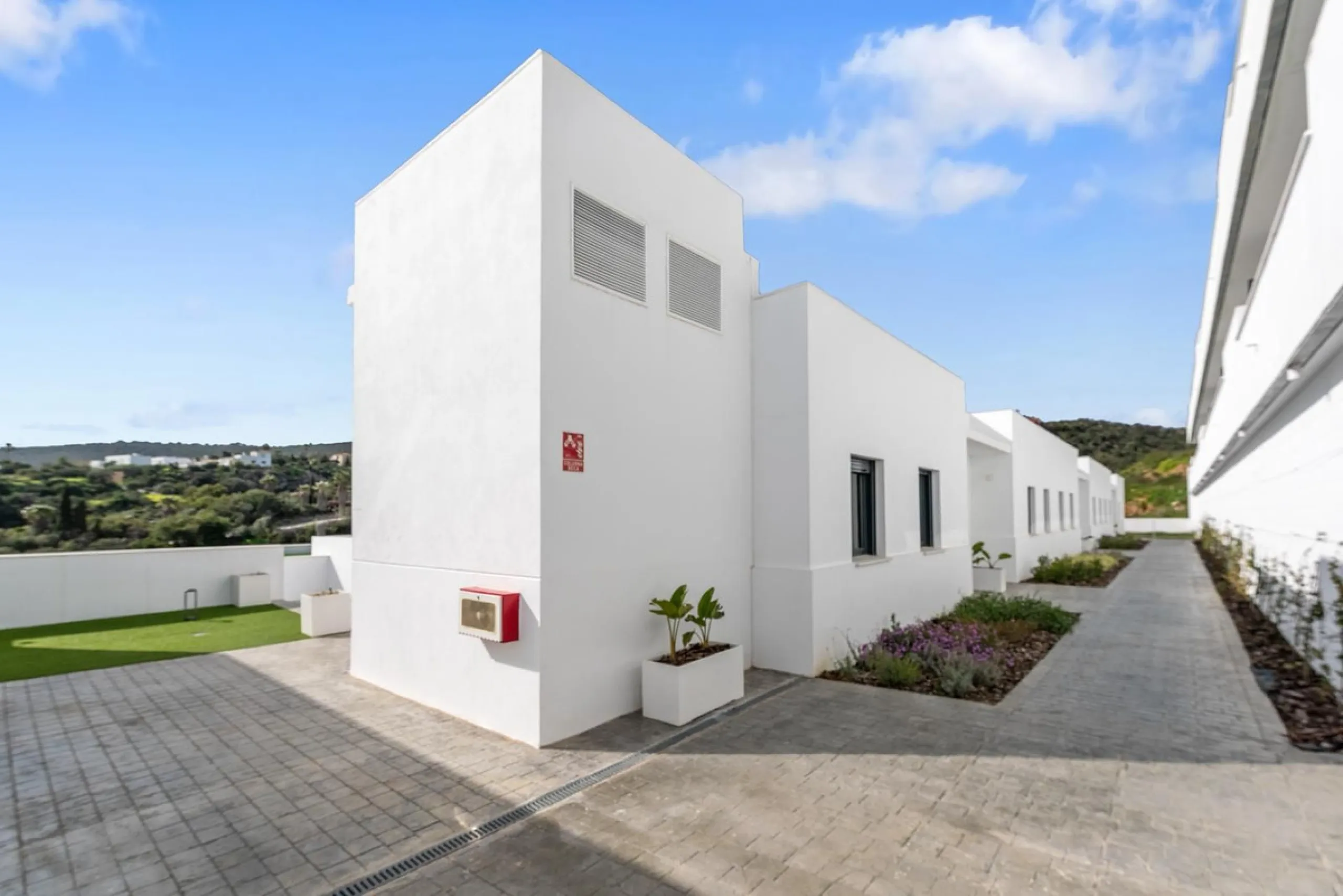 Magnificent apartment , located within the highly sought-after development of Bahía de las Rocas – Manilva. The property offers two bedrooms and two bathrooms, combining comfort, elegance, and functionality. From the moment you enter, a welcoming entrance