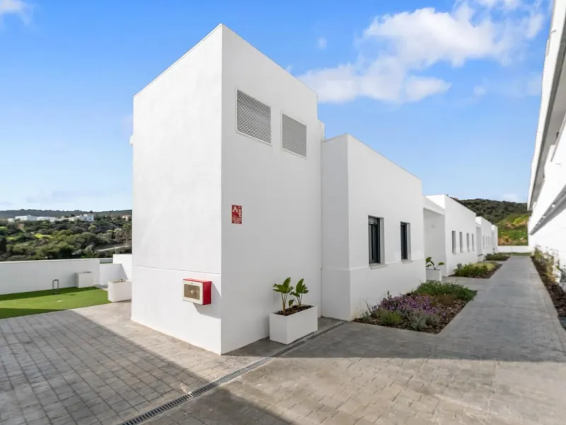 Magnificent apartment , located within the highly sought-after development of Bahía de las Rocas – Manilva. The property offers two bedrooms and two bathrooms, combining comfort, elegance, and functionality. From the moment you enter, a welcoming entrance