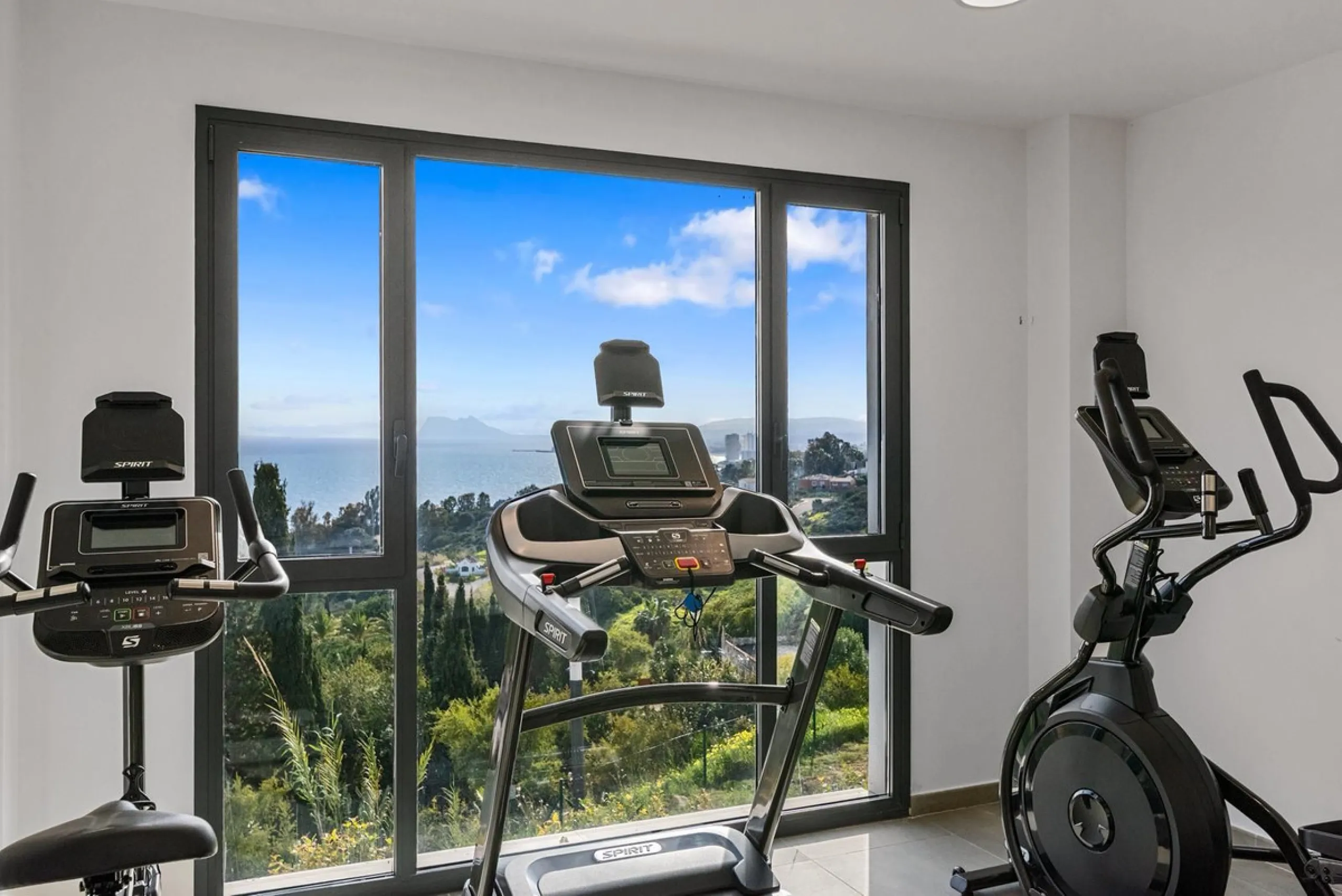 Magnificent apartment , located within the highly sought-after development of Bahía de las Rocas – Manilva. The property offers two bedrooms and two bathrooms, combining comfort, elegance, and functionality. From the moment you enter, a welcoming entrance