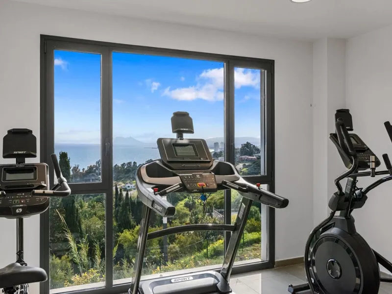 Magnificent apartment , located within the highly sought-after development of Bahía de las Rocas – Manilva. The property offers two bedrooms and two bathrooms, combining comfort, elegance, and functionality. From the moment you enter, a welcoming entrance