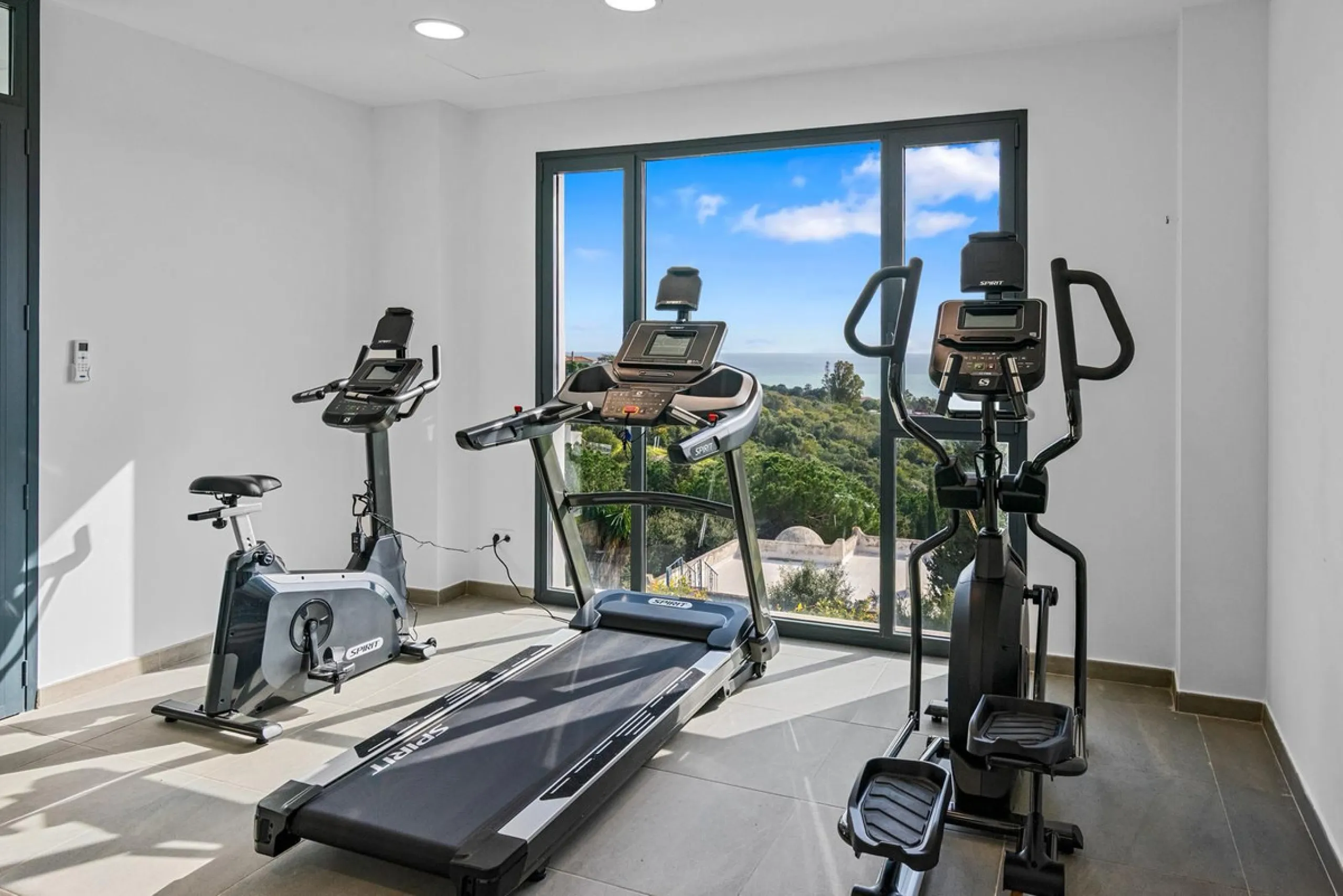 Magnificent apartment , located within the highly sought-after development of Bahía de las Rocas – Manilva. The property offers two bedrooms and two bathrooms, combining comfort, elegance, and functionality. From the moment you enter, a welcoming entrance