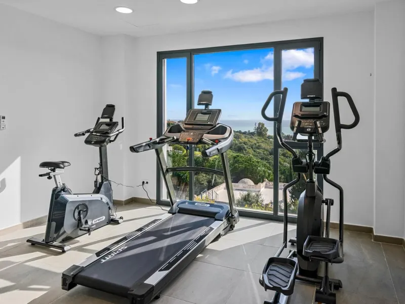 Magnificent apartment , located within the highly sought-after development of Bahía de las Rocas – Manilva. The property offers two bedrooms and two bathrooms, combining comfort, elegance, and functionality. From the moment you enter, a welcoming entrance