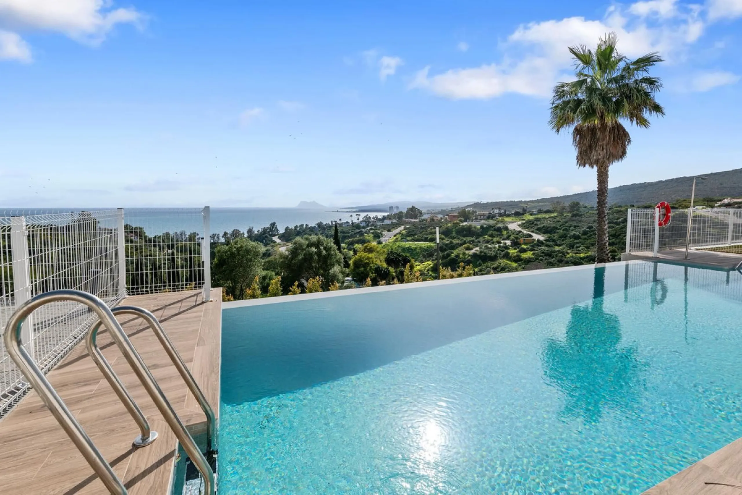 Magnificent apartment , located within the highly sought-after development of Bahía de las Rocas – Manilva. The property offers two bedrooms and two bathrooms, combining comfort, elegance, and functionality. From the moment you enter, a welcoming entrance