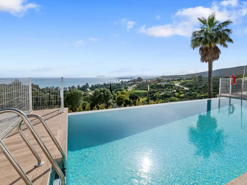 Magnificent apartment , located within the highly sought-after development of Bahía de las Rocas – Manilva. The property offers two bedrooms and two bathrooms, combining comfort, elegance, and functionality. From the moment you enter, a welcoming entrance