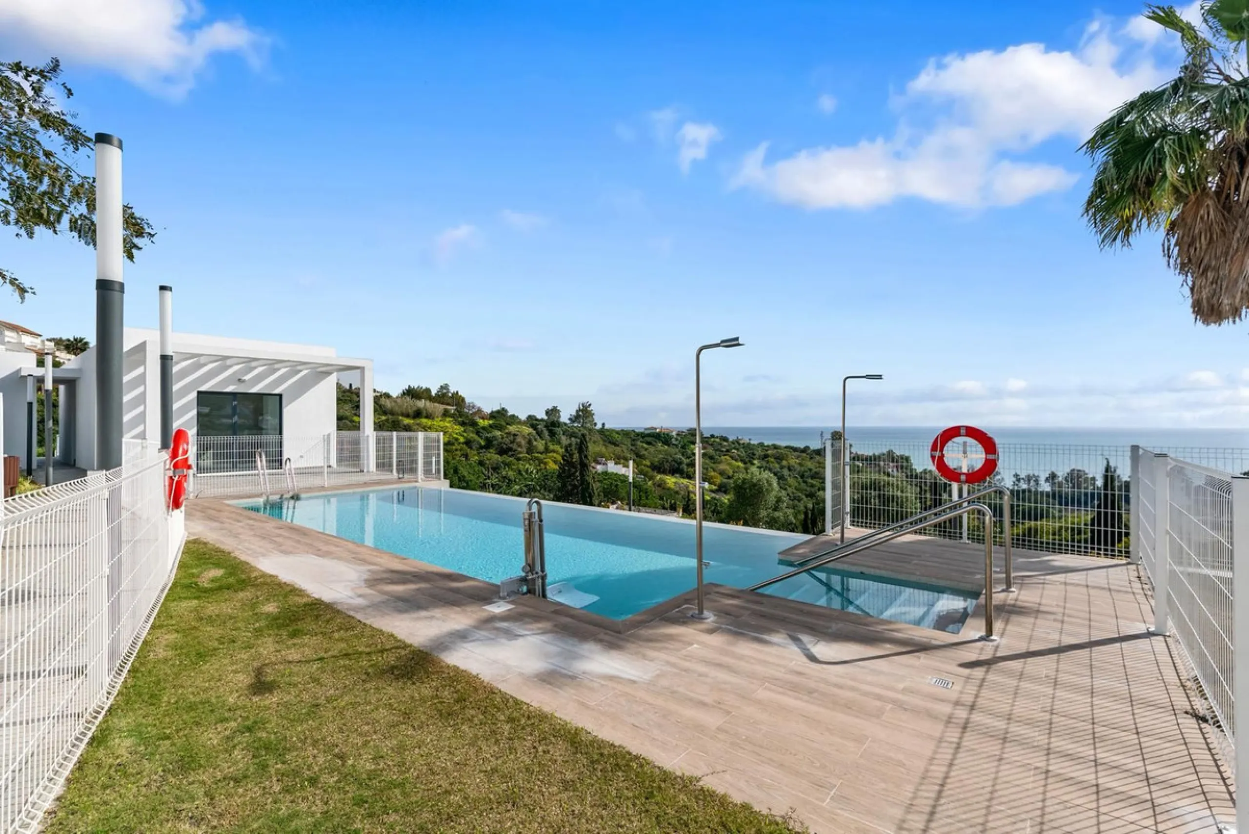 Magnificent apartment , located within the highly sought-after development of Bahía de las Rocas – Manilva. The property offers two bedrooms and two bathrooms, combining comfort, elegance, and functionality. From the moment you enter, a welcoming entrance