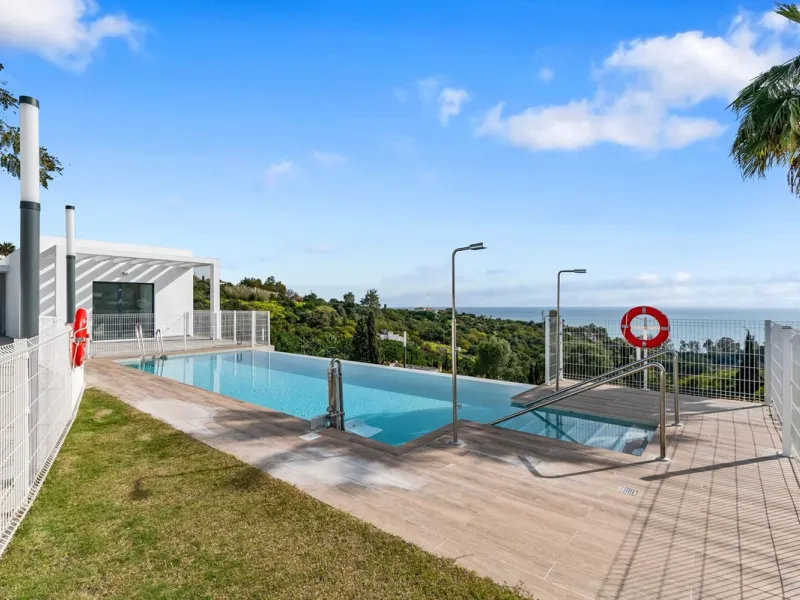 Magnificent apartment , located within the highly sought-after development of Bahía de las Rocas – Manilva. The property offers two bedrooms and two bathrooms, combining comfort, elegance, and functionality. From the moment you enter, a welcoming entrance